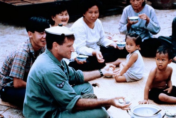 Good Morning Vietnam / Barry Levinson / 1988 Rueducine.com-good-morning-vietnam-photo-6